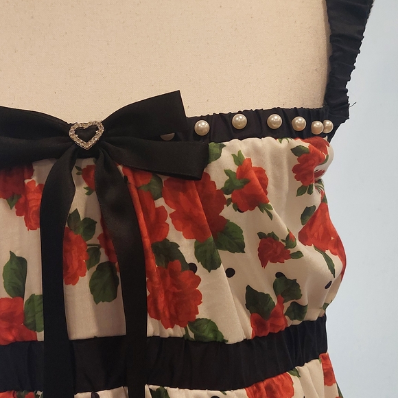 Chic Floral Women's Blouse with Black Accents - Picture 2 of 8
